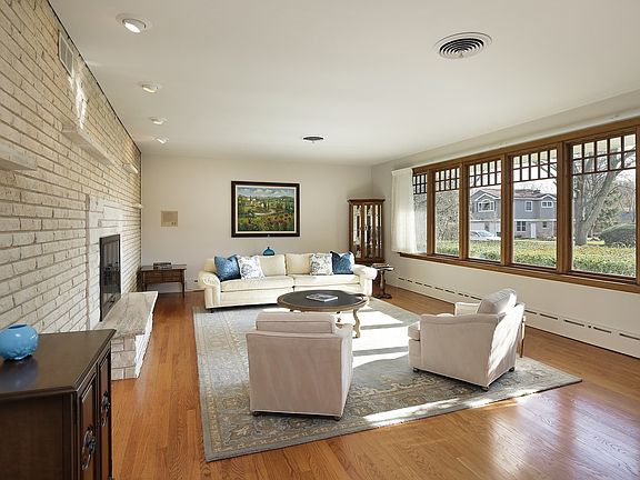 3rd image of 40 Revere Ct