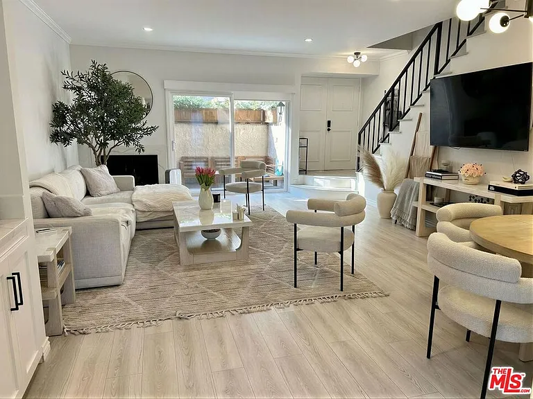 5139 Balboa Blvd #2 — Photo 4