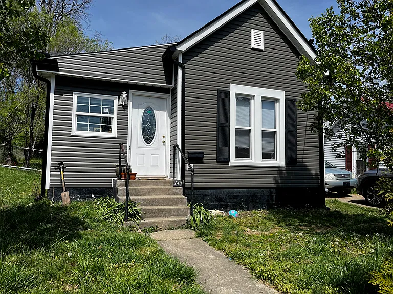 141 E Walnut St — Photo 1