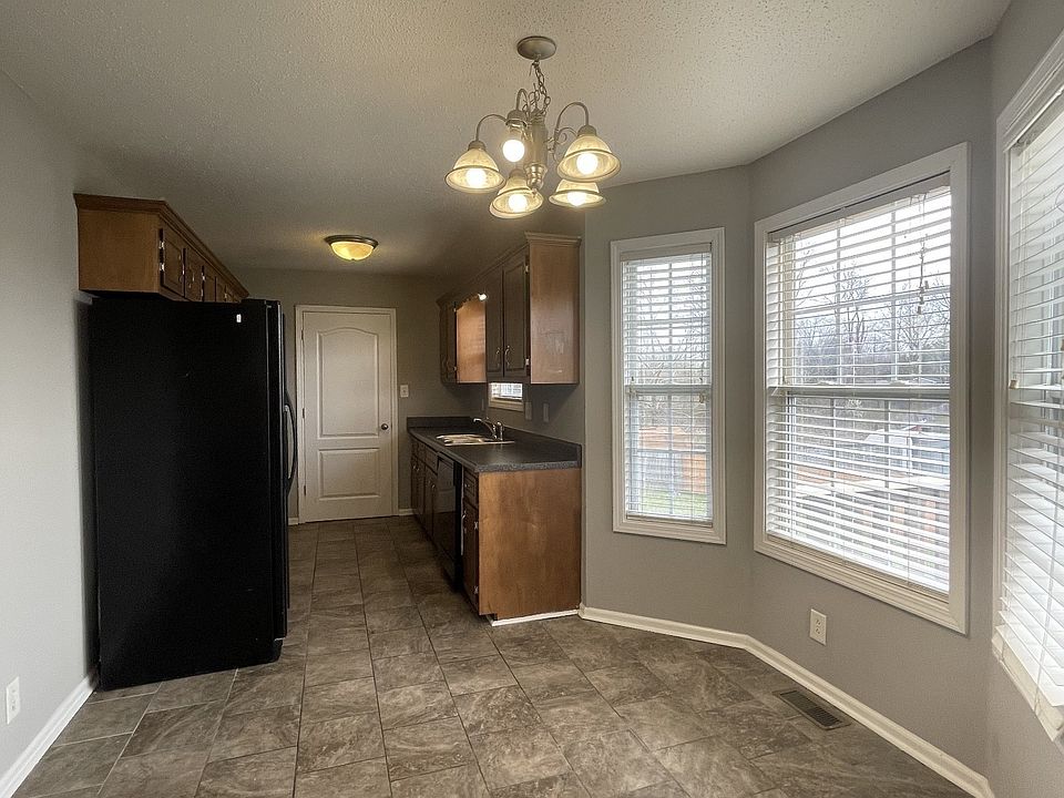 1st image of 399 Paris Dr