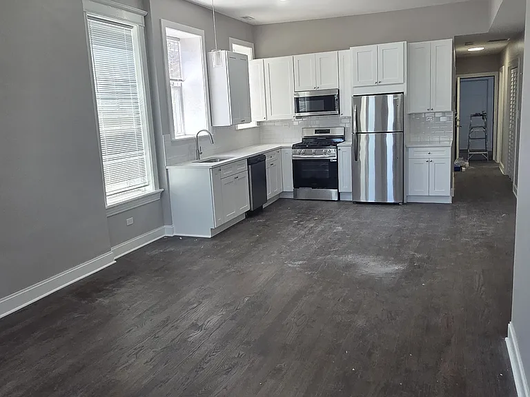 1860 N Hoyne Ave #1R — Photo 3