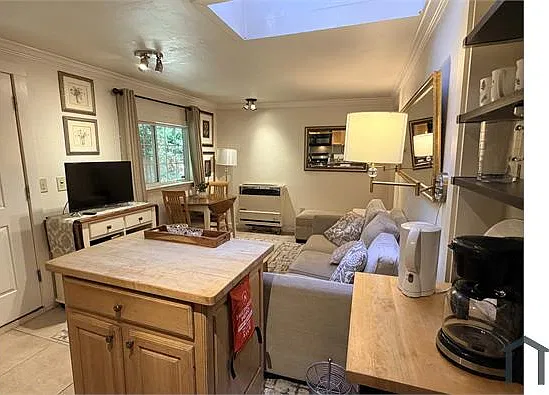 1 bed, 400 sqft, $2,250 — Photo 3