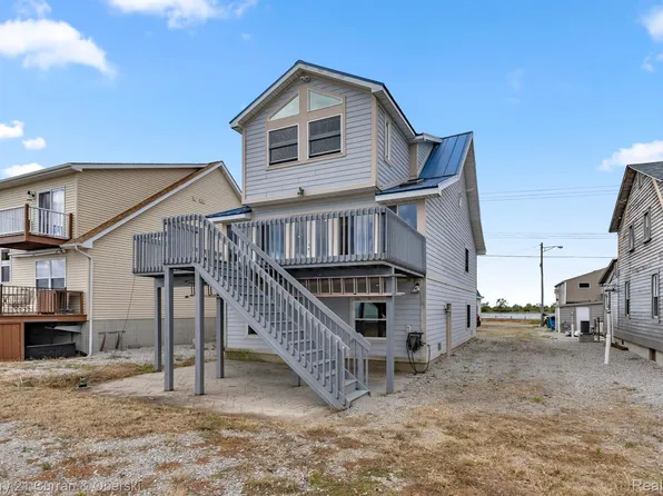 6886 Lakeshore Dr, Newport, MI 48166
