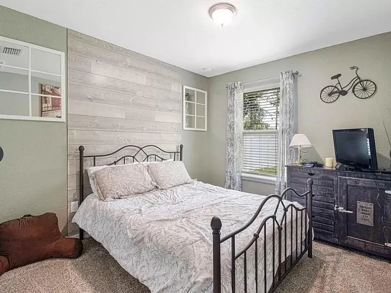 433 Spring Ln — Photo 17