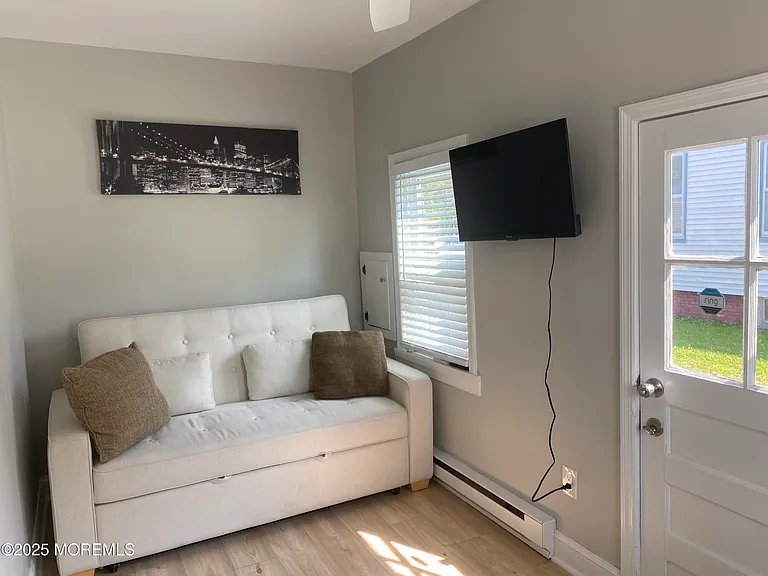 1719 Beverly Ave #FRONT — Photo 10
