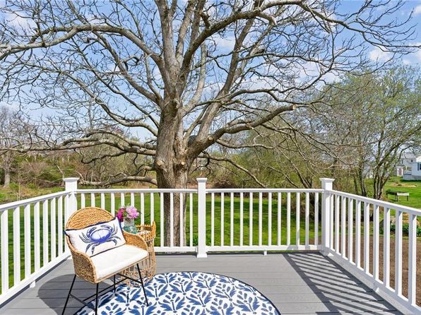 64 Burnside Ave #4, Narragansett, RI 02882