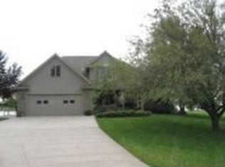 625 N Shore Dr, Hastings, NE 68901