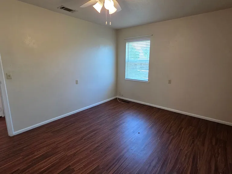 6251 Shadydell Dr — Photo 10