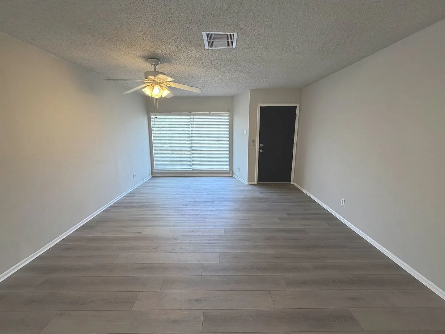 Available Now! Well-Maintained Single-Story Home Featuring 3 Bedrooms, 2 Full Bathrooms, And 1,03... — Photo 3
