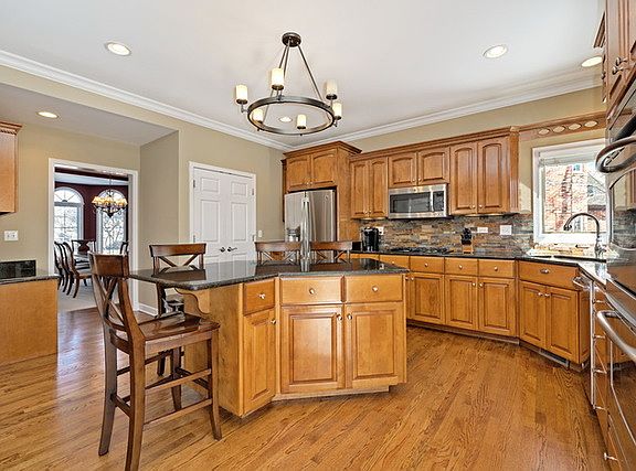 2nd image of 2S421 Canterbury Ct