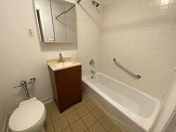 3rd image of 244 Waverly Pl APT 1A