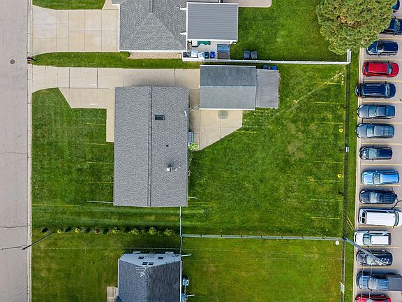 5th image of 910 Stadium Dr