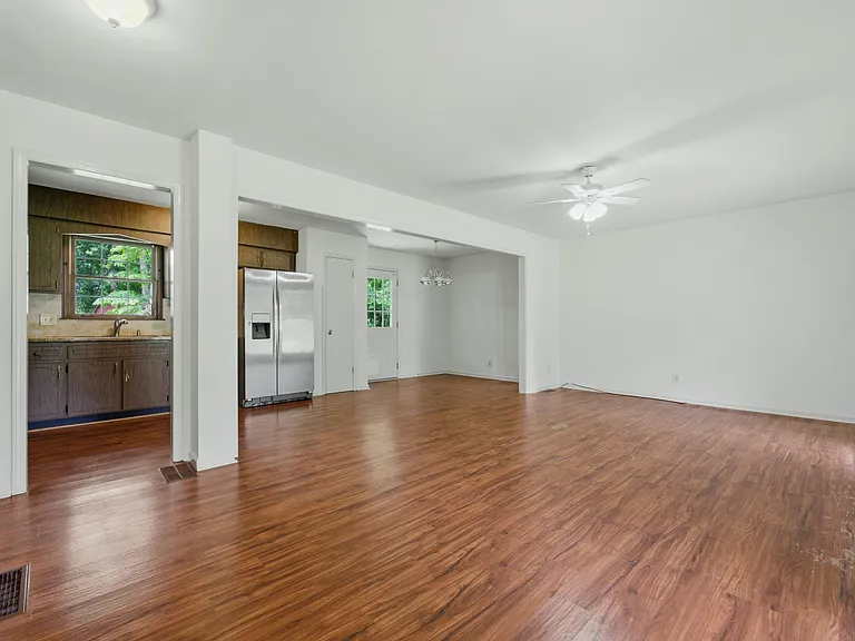 1160 Seven Springs Cir — Photo 5
