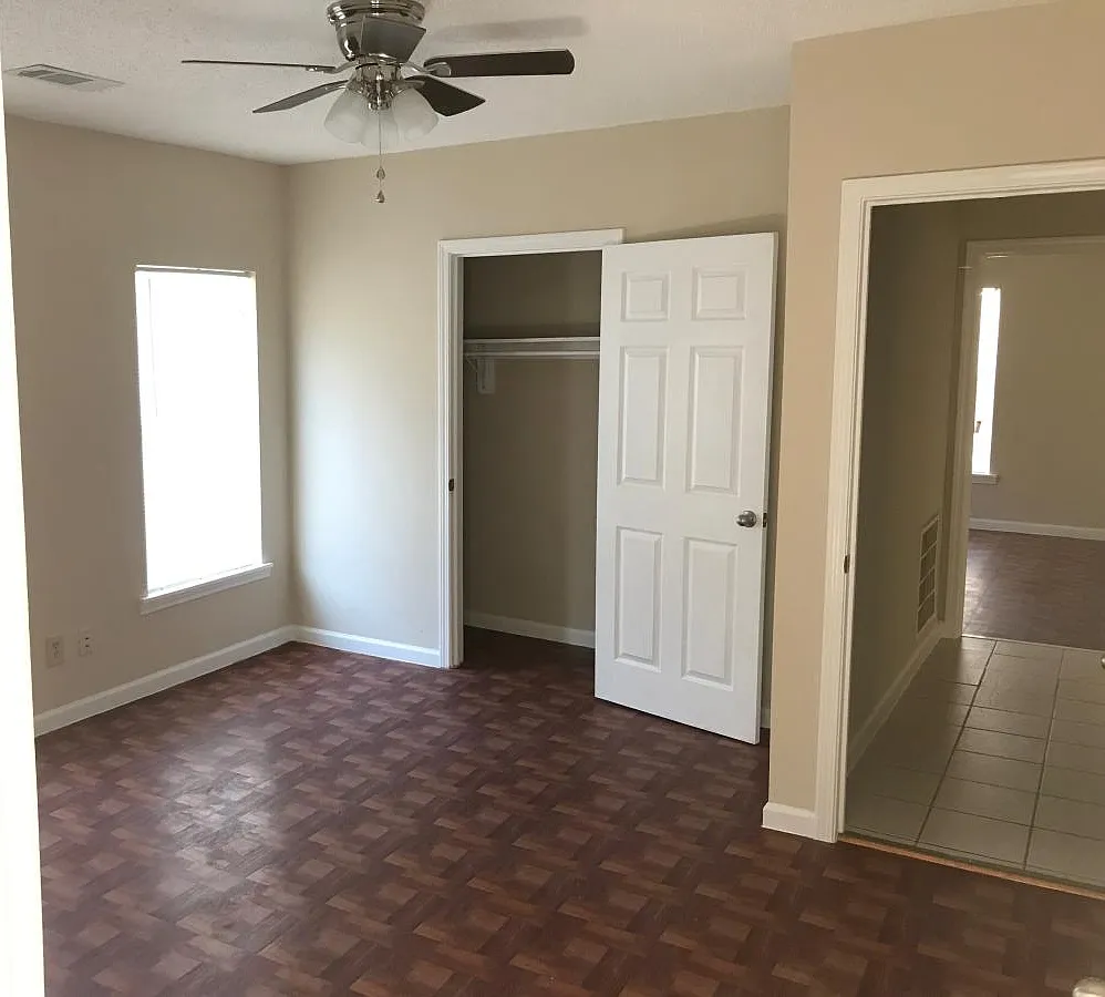3 bed, 1000 sqft, $2,100 — Photo 2
