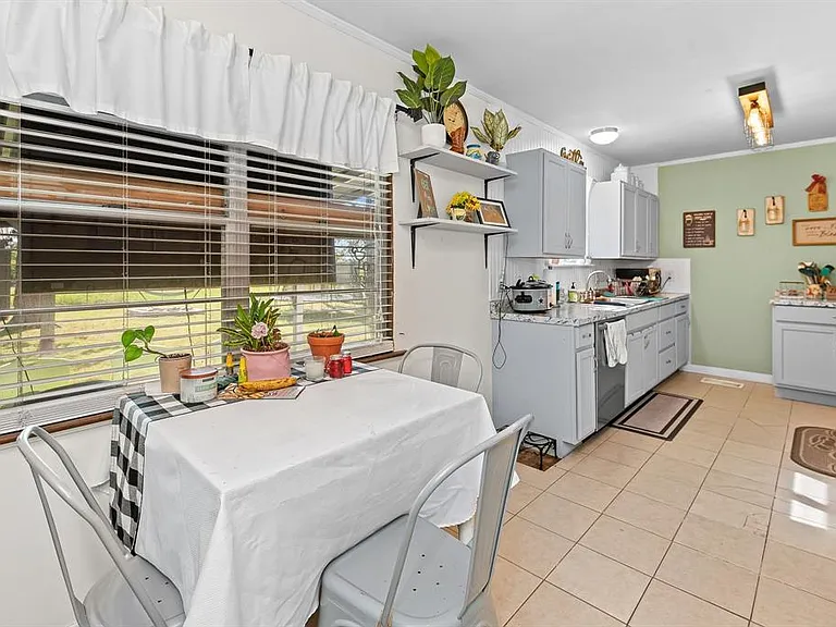 906 Debus Dr — Photo 4