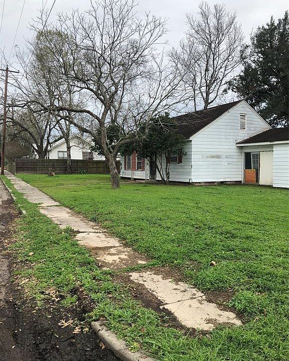 1st image of 900 E 5th St
