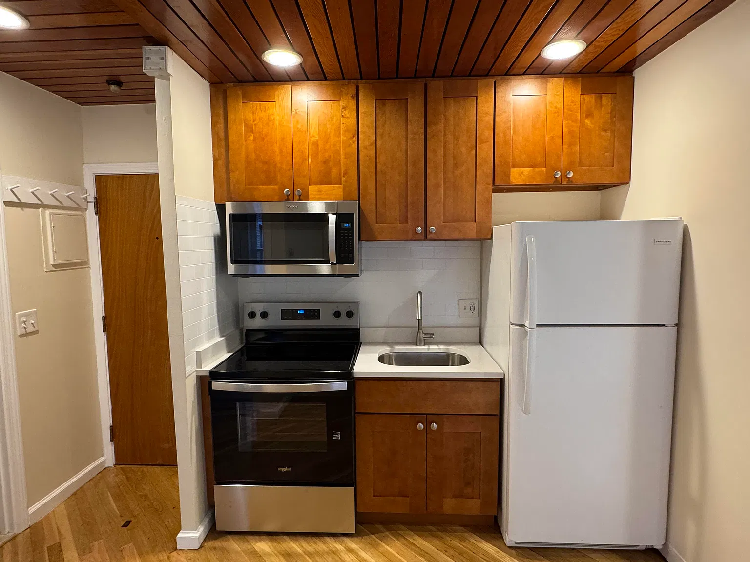 1 bed, 402 sqft, $2,500 — Photo 2