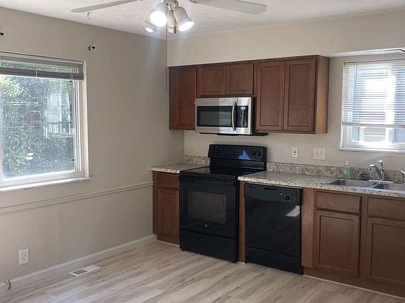 4th image of 8 Holloway Dr #B