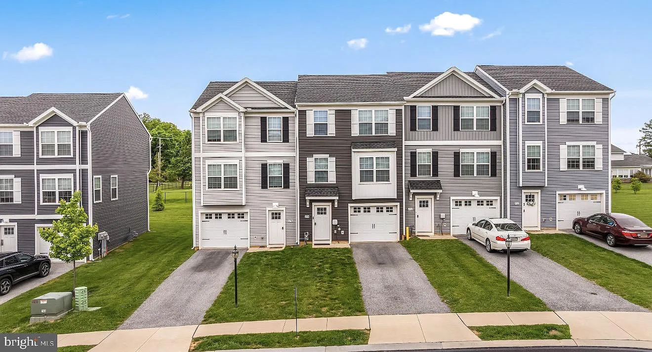 4 bed, 2.5 bath, 1625 sqft, $2,318 — Photo 1