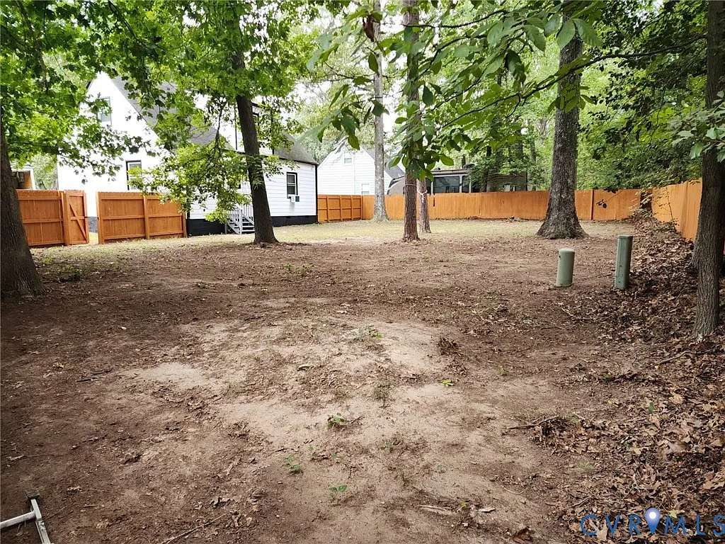 4 bed, 2.0 bath, 1324 sqft, $2,400 — Photo 3