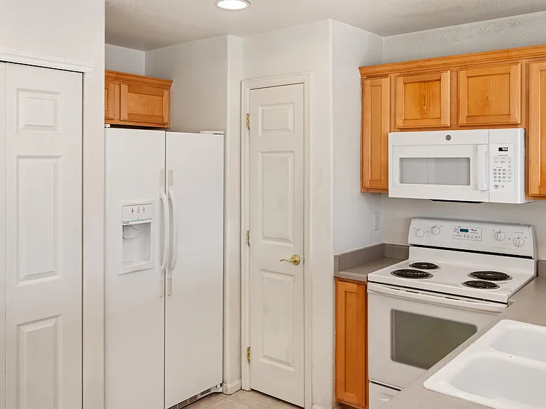 1644 Oak Creek Dr — Photo 4