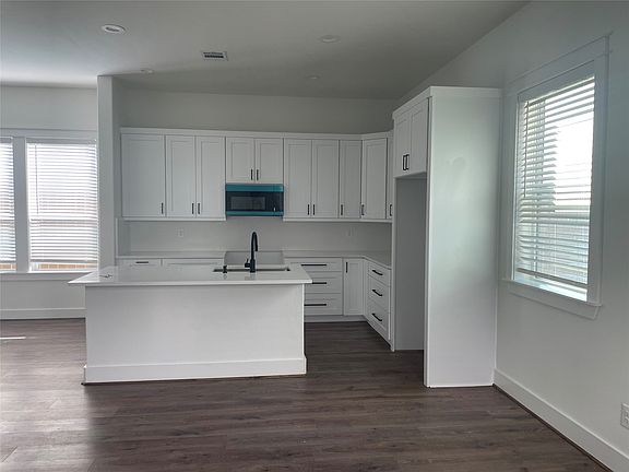 5th image of 3535 Spring Ave