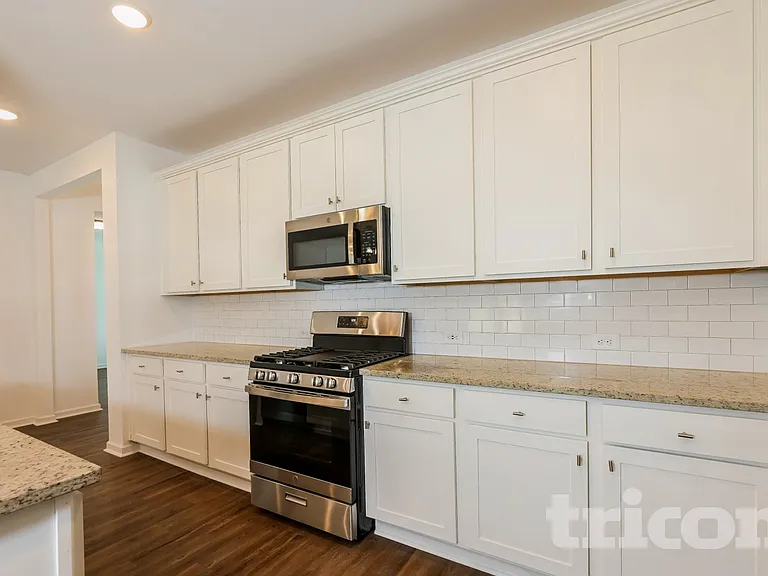150 Everett Sq — Photo 5