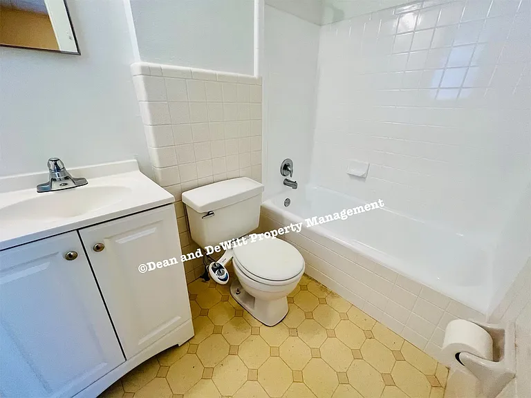 1233 Oak St NE #7 — Photo 8