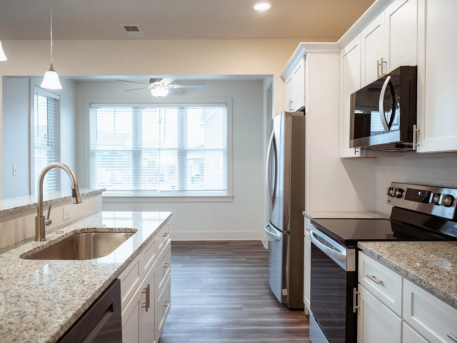 3 bed, 2.5 bath, 1577 sqft, $2,600 — Photo 3