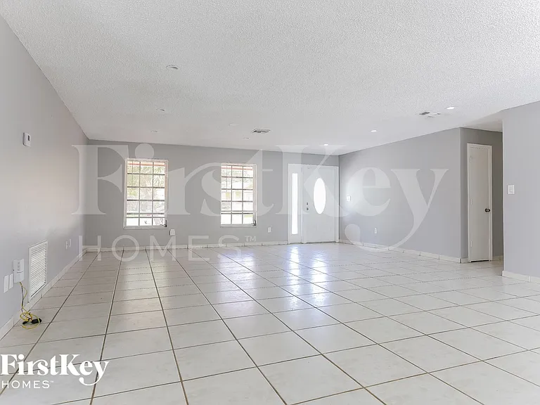 4006 NW 76th Ave — Photo 3