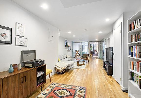 3rd image of 146 W 28th St APT 6E