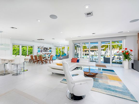 Stunning sun-lit interior