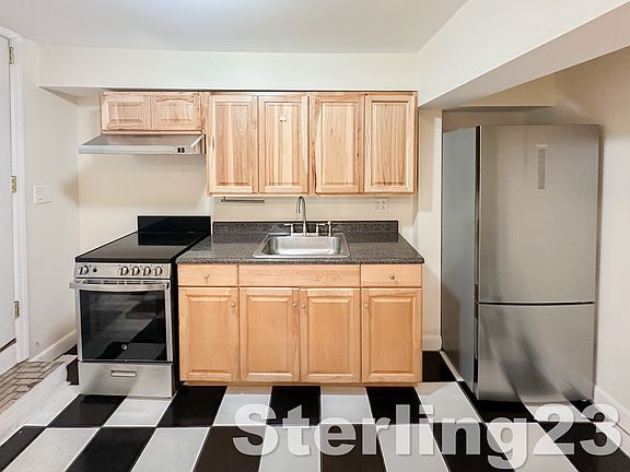 3rd image of 2345 Crescent St #1