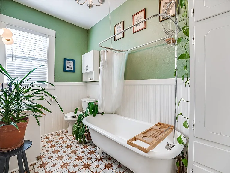 321 N Henderson Ave — Photo 17