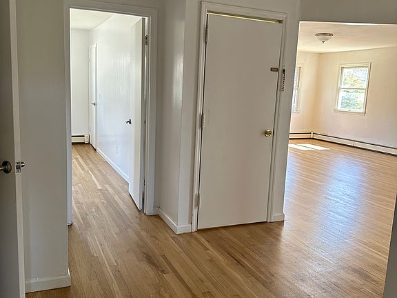 5th image of 157 Bennett Ave