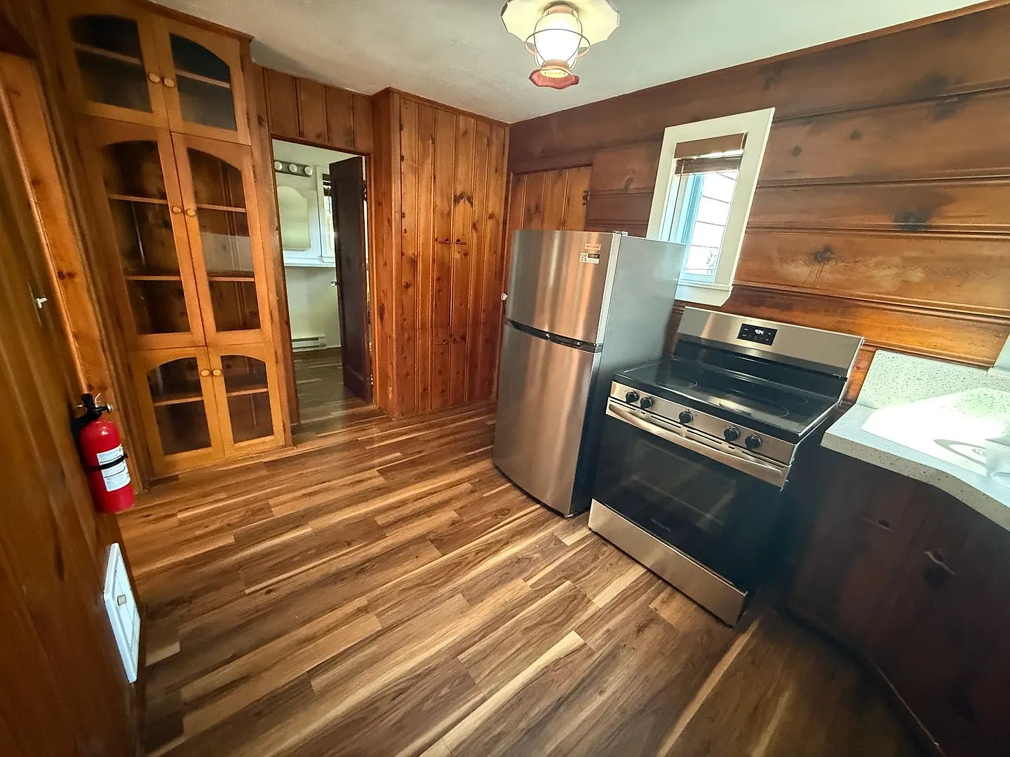 Adorable Downtown House, Newer Flooring/Paint/Appliances, A/C, Storage, Fenced Rear Yard — Photo 4