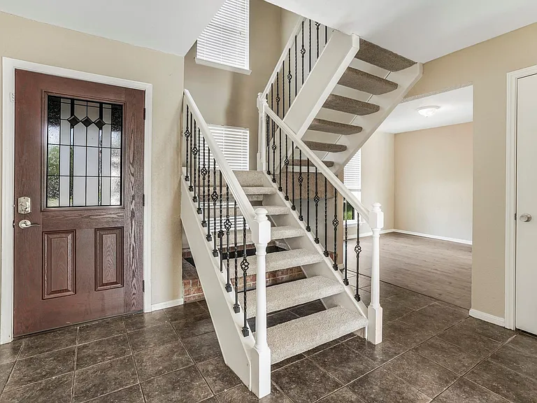 17810 Crestline Rd — Photo 3