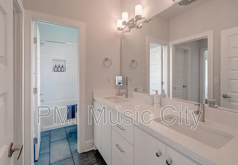 936 Southside Pl — Photo 12