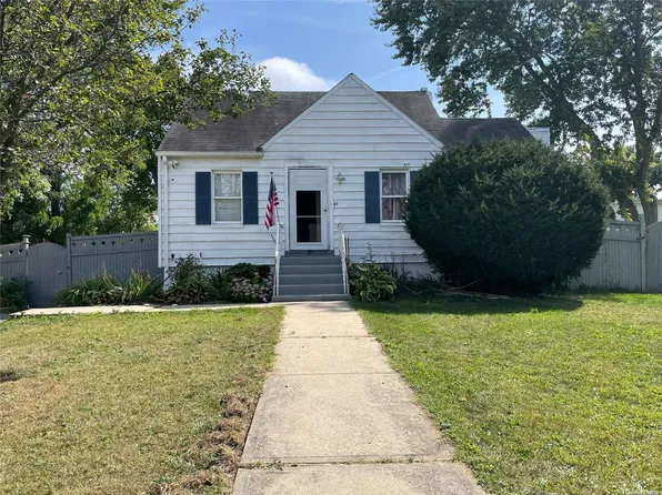 43 Crown Street, Deer Park, NY 11729