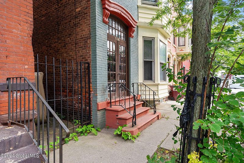 2nd image of 2636 5th Avenue