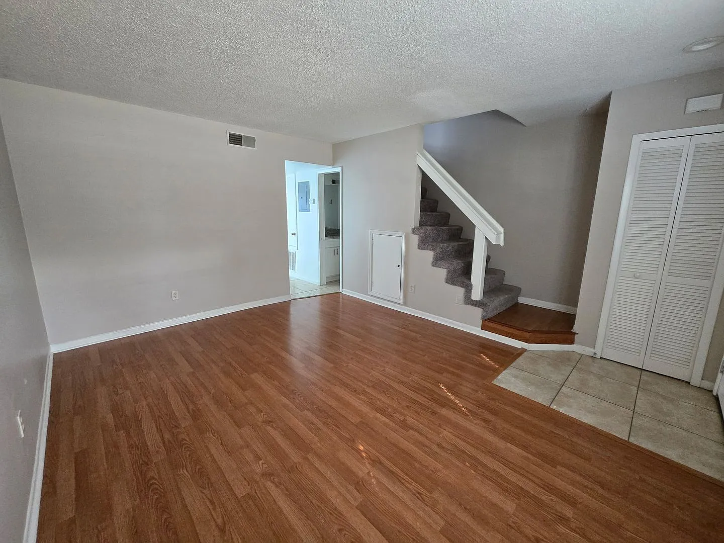 Convenient 2 Bedroom Townhome Near UCF & Full Sail Available Now! — Photo 3