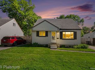 23647 Beverly St, Saint Clair Shores, MI 48082