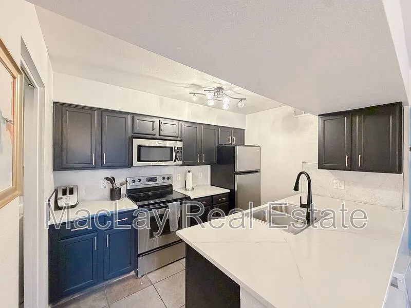 2 bed, 2.0 bath, 941 sqft, $1,700 — Photo 2