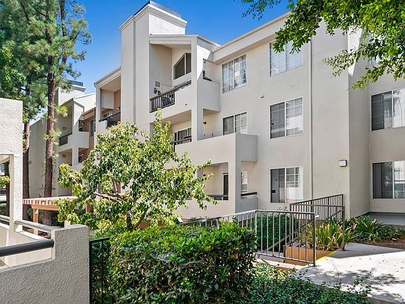 2nd image of 5530 Owensmouth Ave APT 101