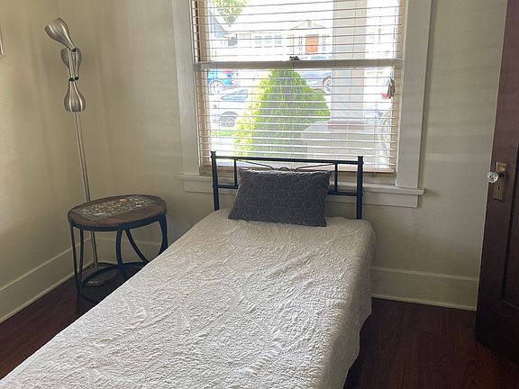 4th image of 729 Newport Ave