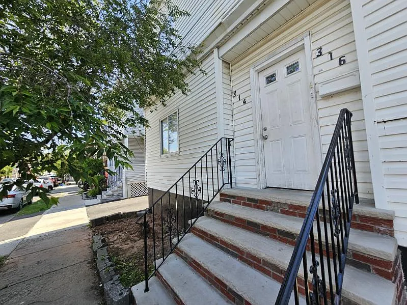 3 bed, $2,300 — Photo 1