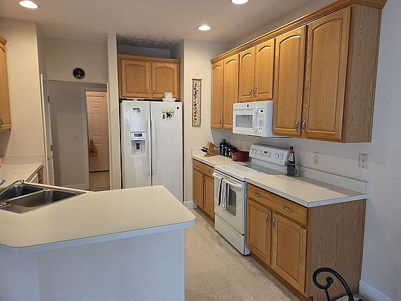 Kitchen Cabinet & Appliances