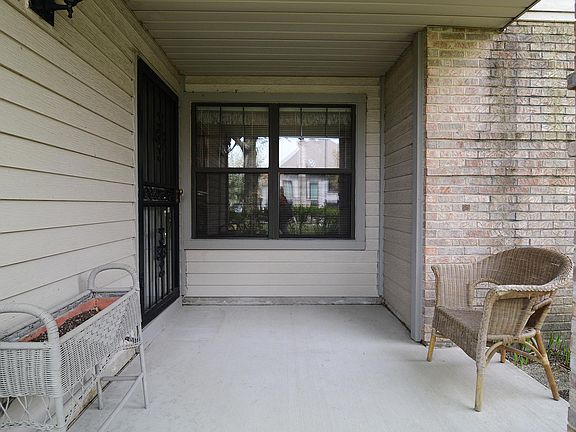 4th image of 337 Club House Dr