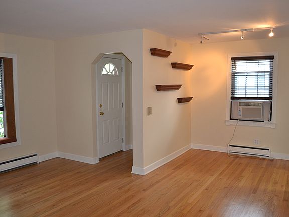 3rd image of 1015 N Fernandez Ave