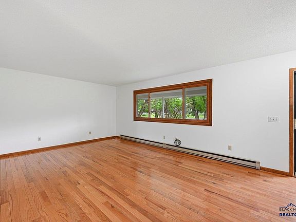 4th image of 705 Pine Rd